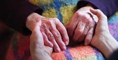 mani di donne giovane e anziana