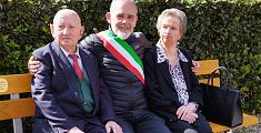 Gigliola e Bruno insieme al sindaco Lazzerini sulla panchina a loro dedicata