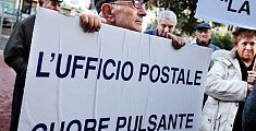 Un sit-in contro la chiusura dell'ufficio postale