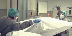 infermieri in tenuta anti Covid in ospedale rifanno un letto