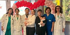 I neonati con le mamme e i sanitari dell'ospedale del Cuore