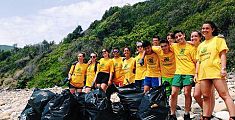 I volontari ripuliscono la spiaggia del Ghiaieto