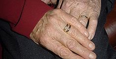 mani anziane di sposi