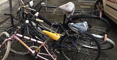 Studenti meccanici riparano le bici abbandonate
