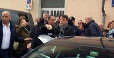 Renzi arriva in treno tra applausi e fischi