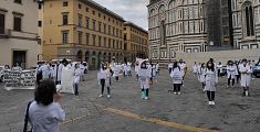 Camici bianchi invadono piazza Duomo per protesta