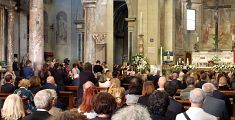 Il duomo di Pietrasanta gremito per i funerali di Botero