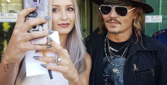 Johnny Depp in Toscana, foto coi fan in aeroporto