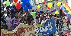 La protesta arcobaleno contro l'omofobia