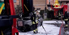 Incendio d'improvviso avvolge l'auto a gasolio