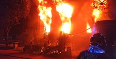 Furioso incendio divampa in uno storico edificio