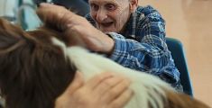 Pet therapy regala un sorriso agli anziani