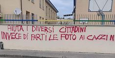 Sul muro della De Amicis vandali contro il sindaco