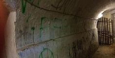 Scritte spray nei sotterranei di Villa Baciocchi