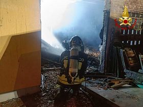 Incendio in garage, bombole gpl vicino alle fiamme
