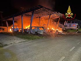 A fuoco tettoia con pannelli, otto auto distrutte