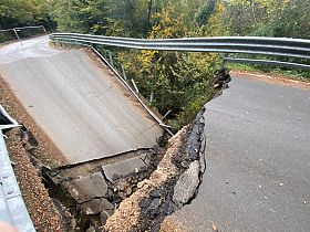 Crolla un ponte sulla provinciale