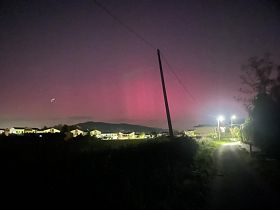 Tempesta solare colora il cielo notturno