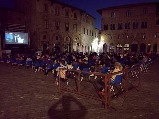 L'allestimento del cinema in piazza dei Priori (foto da Fb)