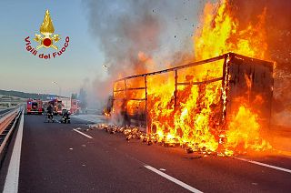 L'incendio del camion sull'A1