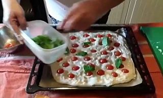 In foto la preparazione della pizza