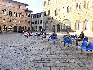 Le sedie in piazza dei Priori (foto da Fb)
