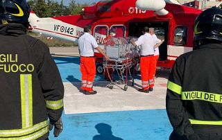 In foto il paziente caricato sull'elicottero
