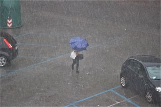 persona sotto la pioggia