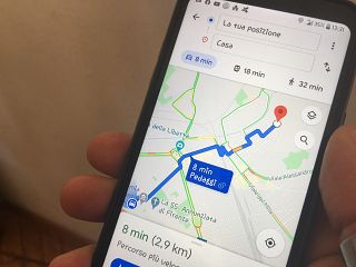 un cellulare connesso a Google maps