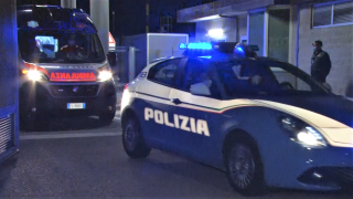 Una delle due ambulanze che trasportava i coniugi e la piccola ieri sera, in trasferimento da Pisa a Firenze