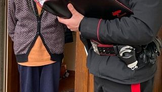 carabinieri e anziana