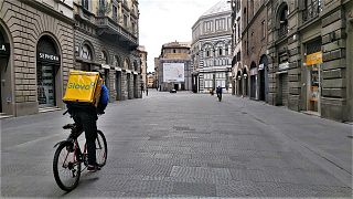 Un rider in centro a Firenze il 1 Maggio 2020