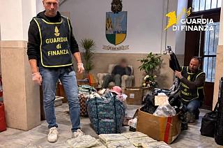 Parte degli articoli sequestrati