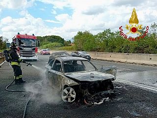 L'auto incendiata in Fipili