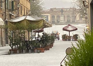 Lucca imbiancata dalla neve tonda