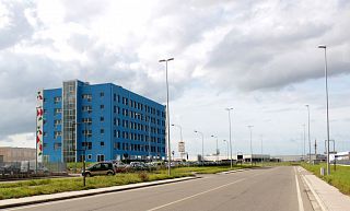 Palazzo blu in viale Africa a Pontedera