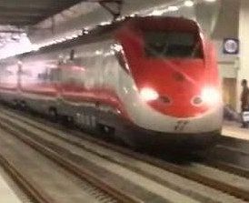 Un treno Frecciarossa alla stazione Av di Bologna