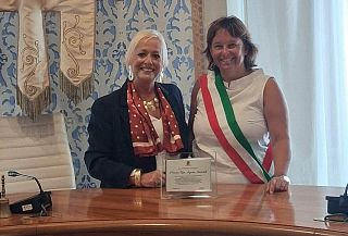 Il saluto in Comune alla preside che va in pensione