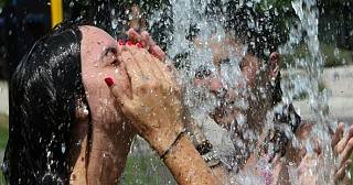 ragazza si bagna il viso