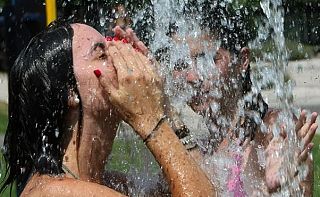 ragazza si bagna il viso