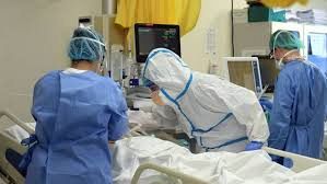 sanitari in tenuta covid in ospedale al letto di un paziente