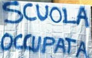 striscione scuola occupata
