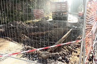 Il cantiere aperto in via Belvedere a Lari per riparare il tubo