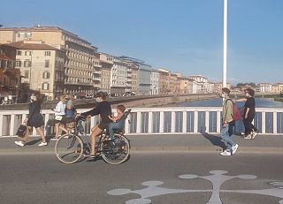 donna in bicicletta su ponte di mezzo