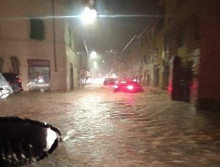 Una strada invasa dall'acqua - foto Eugenio Giani da Telegram