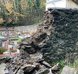 Il crollo del muro in un cimitero a Pistoia 