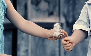 bambini si passano un fiore