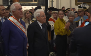 Il presidente Sergio Mattarella alla cerimonia accanto al presidente della Toscana Eugenio Giani