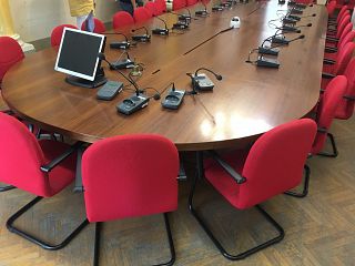 La sala consiliare di Pontedera. Le prime sedie che si vedono sono quelle dove siedono sindaco e assessori