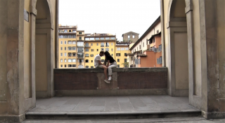 coppia di turisti lungo l'Arno